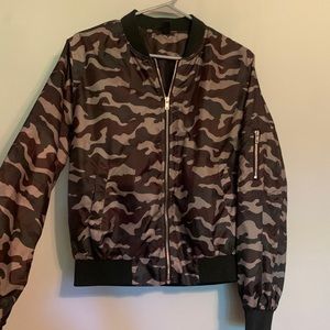 lightly worn camo windbreaker 🤞🏼